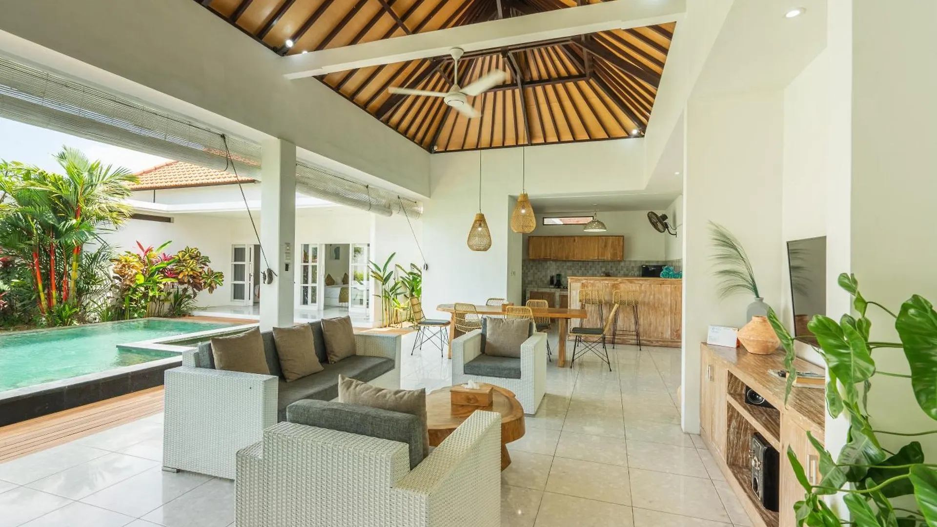 Modern 3 Bedrooms Villa Beach Walking Distance Seminyak