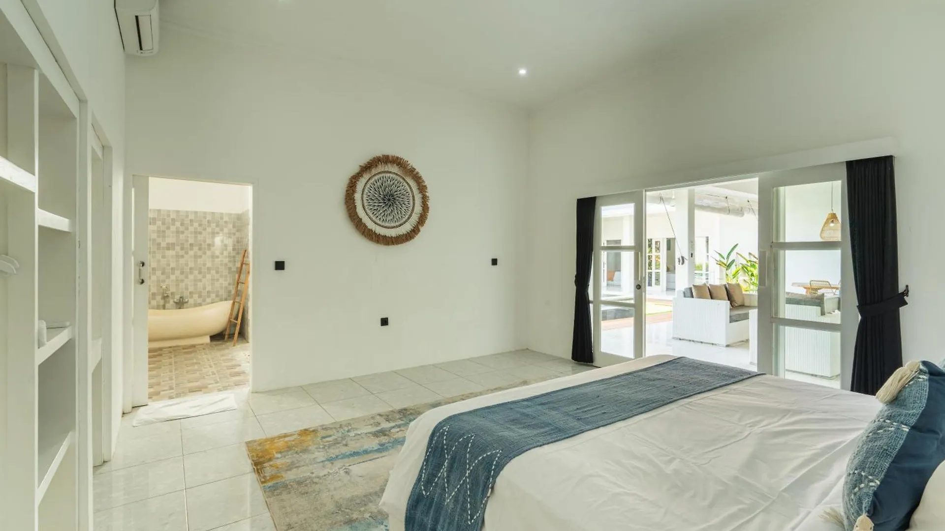 Modern 3 Bedrooms Villa Beach Walking Distance Seminyak Endonezya